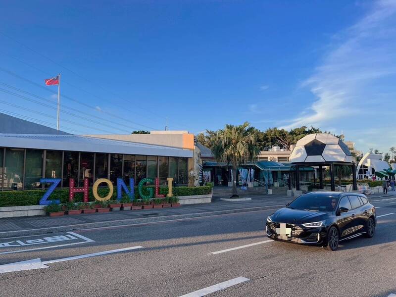 「停車蟑螂」佔國道服務區車位 假日擬改停超過2小時就罰 - 生活 - 自由時報電子報