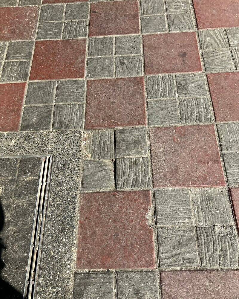 清大夜市人行道地磚凹陷不平如踩地雷 竹市府稱會爭取經費翻新 - 生活 - 自由時報電子報