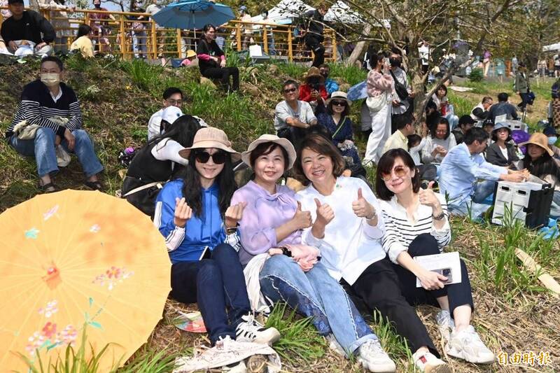 嘉義市八掌溪右岸黃花風鈴木盛開 野餐賞花聽音樂超chill - 生活 - 自由時報電子報