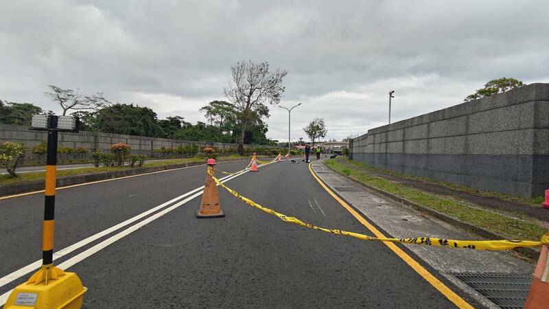 花蓮新城鄉花12鄉道上午發生車禍，現場是右彎道，女子騎機車距離大車過近，被砂石車撞倒後，地面留有車殼磨擦痕跡。（警方提供）