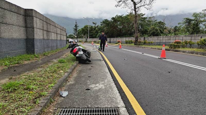 花蓮新城鄉金姓女子騎機車被砂石車撞倒後，人車被捲入，119到場時已經沒有生命跡象。（警方提供）