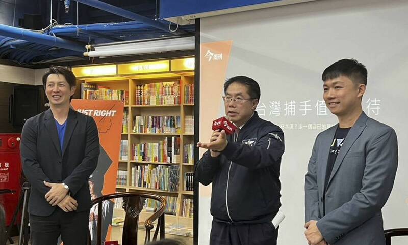 高志綱出新書《綱綱好的堅持》 黃偉哲當場買下60本 - 生活 - 自由時報電子報