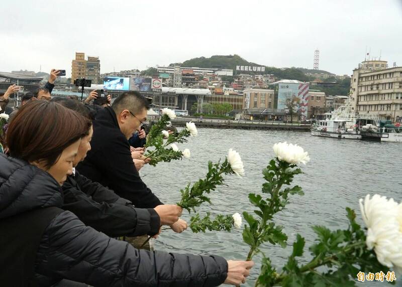 78年前血染紅基隆港,228受難者家屬落淚,拋菊花入港中追思。(記者羅國嘉攝) 78年前血染紅基隆港,228受難者家屬落淚,拋菊花入港中追思。(記者羅國嘉攝)