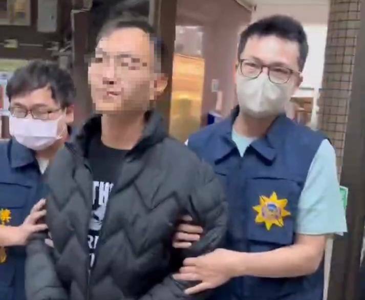 溫姓男子搶檳榔攤被逮捕。(記者葉永騫翻攝) 溫姓男子搶檳榔攤被逮捕。(記者葉永騫翻攝)