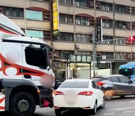 高雄女駕駛鬼切 闖曳引車車道被撞下場曝 - 社會 - 自由時報電子報