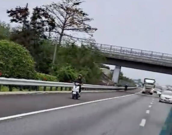 玩命！機車國1北斗段一前一後狂飆  不時轉頭看風景 - 社會 - 自由時報電子報