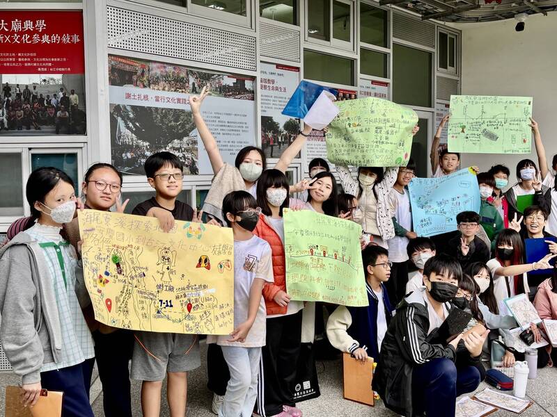 安慶國小6年級師生徒步探索「海尾寮溪」,繪製學習路徑呼籲大家關心保護河川。 (社大台江分校提供)
安慶國小6年級師生徒步探索「海尾寮溪」,繪製學習路徑呼籲大家關心保護河川。 (社大台江分校提供)