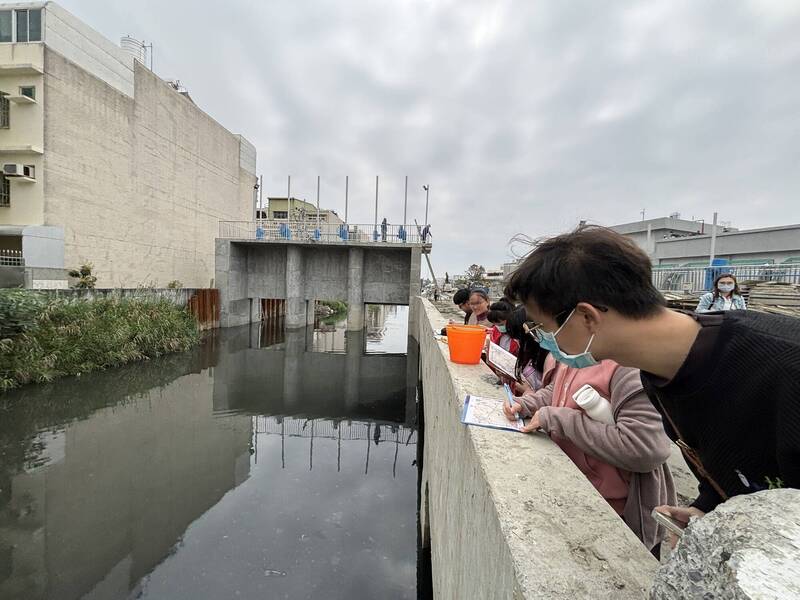 安慶國小學生探索海尾寮溪(排水線),實際觀察海尾寮溪環境生態。(社大台江分校提供) 安慶國小學生探索海尾寮溪(排水線),實際觀察海尾寮溪環境生態。(社大台江分校提供)
