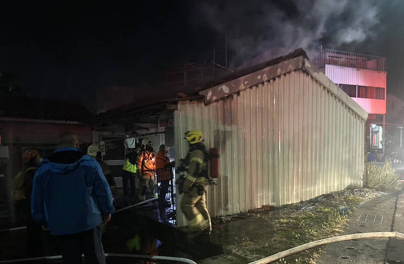 台南下營平房屋頂著火  住戶2人逃生 - 社會 - 自由時報電子報