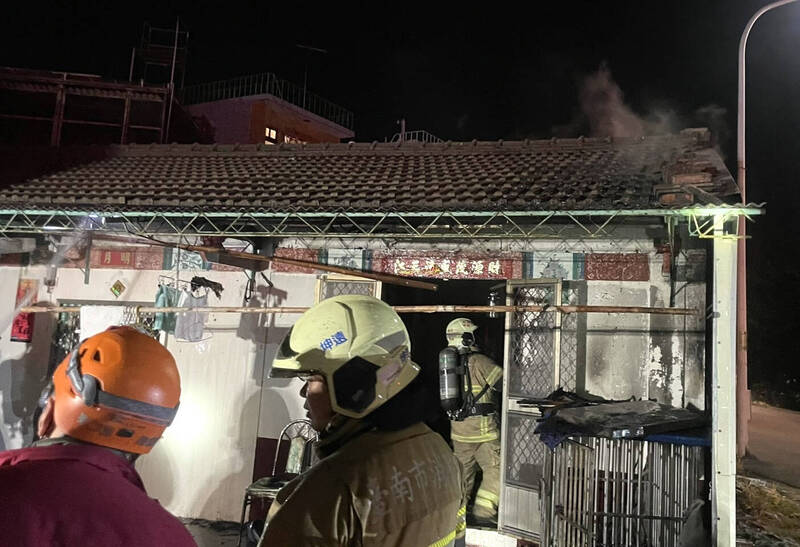 下營這戶民宅平房的屋頂不明原因起火冒煙，住戶2人逃生。（民眾提供）