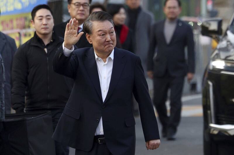 尹錫悅從看守所出來時,向他的支持者揮手、握拳致意。(美聯社) 尹錫悅從看守所出來時,向他的支持者揮手、握拳致意。(美聯社)