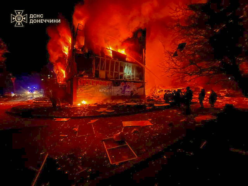 烏克蘭東部城市多布羅皮利亞遭俄軍砲轟,造成至少11人死亡、30人受傷。(歐新社) 烏克蘭東部城市多布羅皮利亞遭俄軍砲轟,造成至少11人死亡、30人受傷。(歐新社)