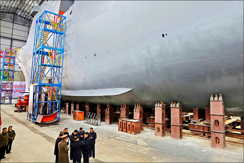 北韓官媒公布金正恩視察一艘核潛艦建造，是北韓首度公開相關消息。（美聯社）