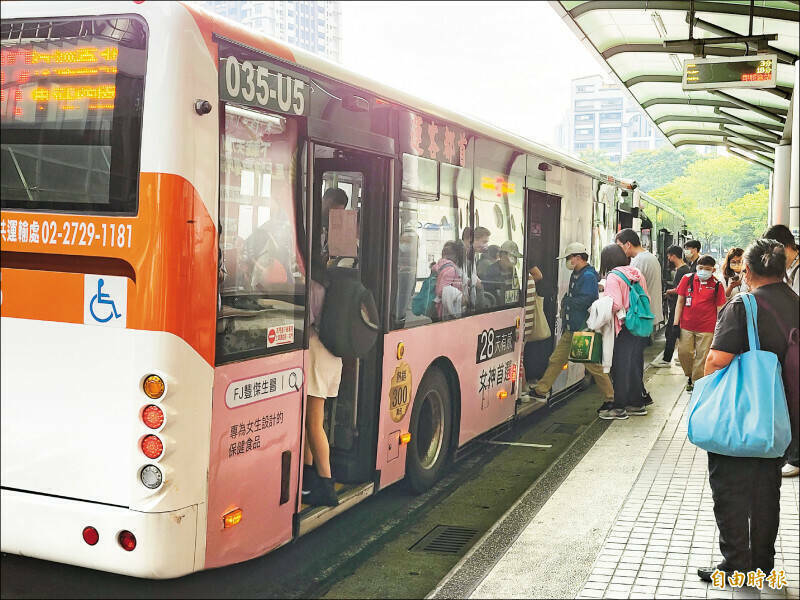 北市公車門夾傷事故3年增73％ 公運處：補助業者裝感測系統 - 生活 - 自由時報電子報