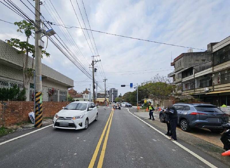 影像曝光！ 閃光號誌路口碰撞 機車騎士婦人頭部受創轉院急救 - 社會 - 自由時報電子報