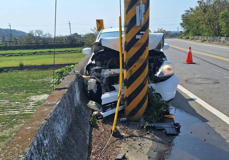 轎車撞擊電桿。（圖由民眾提供）