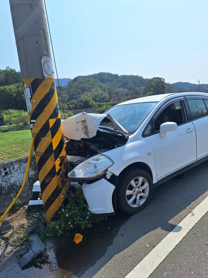 苗43線轎車撞電桿 駕駛受傷、乘客失去生命跡象送醫搶救 - 社會 - 自由時報電子報