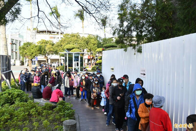 超佛心！2.5元雞蛋4萬顆掃光 天未亮就排隊 - 生活 - 自由時報電子報