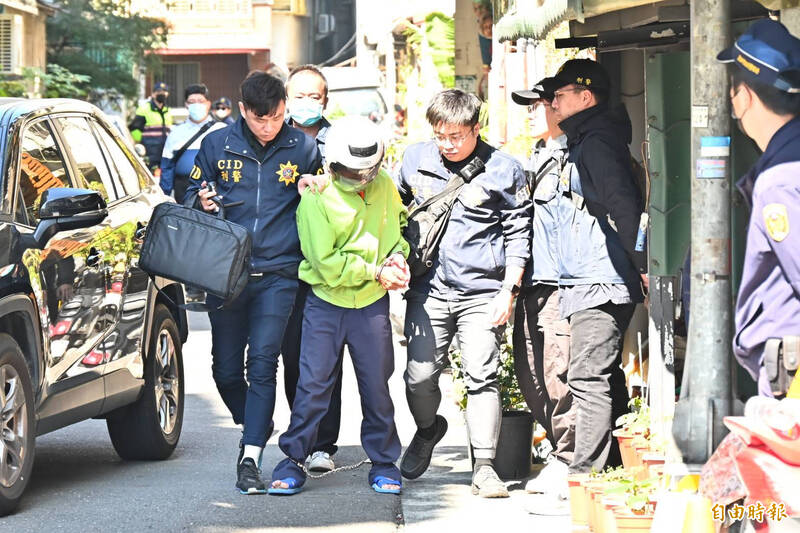 高雄連續殺人碎屍案凶嫌張介宗(左二)在檢方提訊時鬆口,坦承3婦失蹤前到過分屍公寓,但無法交代3婦最後行蹤。(資料照,記者李惠洲攝) 高雄連續殺人碎屍案凶嫌張介宗(左二)在檢方提訊時鬆口,坦承3婦失蹤前到過分屍公寓,但無法交代3婦最後行蹤。(資料照,記者李惠洲攝)