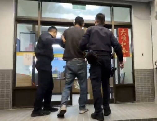 籌毒資當「拉拉隊」 搶熟女包包狡猾製造斷點...超商落網畫面曝 - 社會 - 自由時報電子報