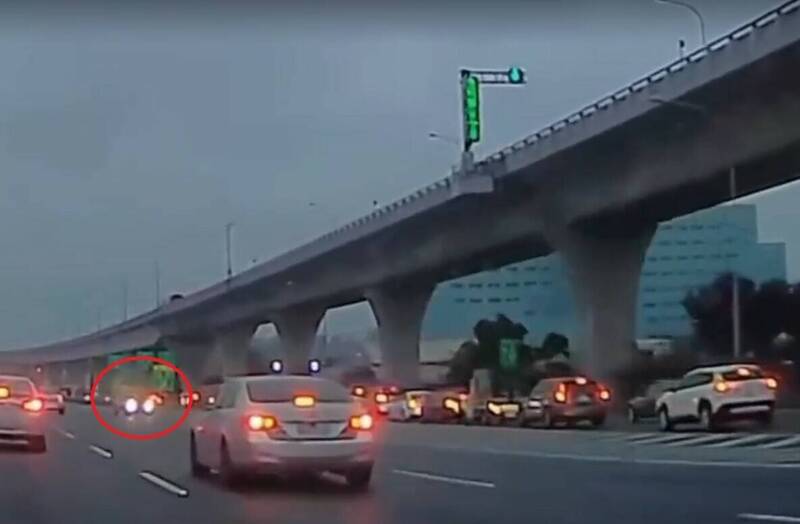 國1南向桃園出口自小客車離譜逆向迴轉 強行「插隊」下交流道 - 社會 - 自由時報電子報