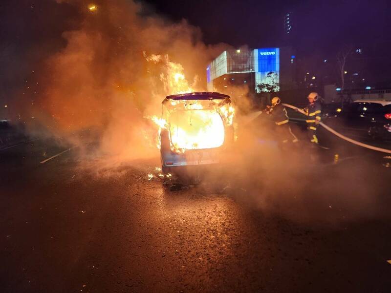 計程車陷入火海。（記者王冠仁翻攝）