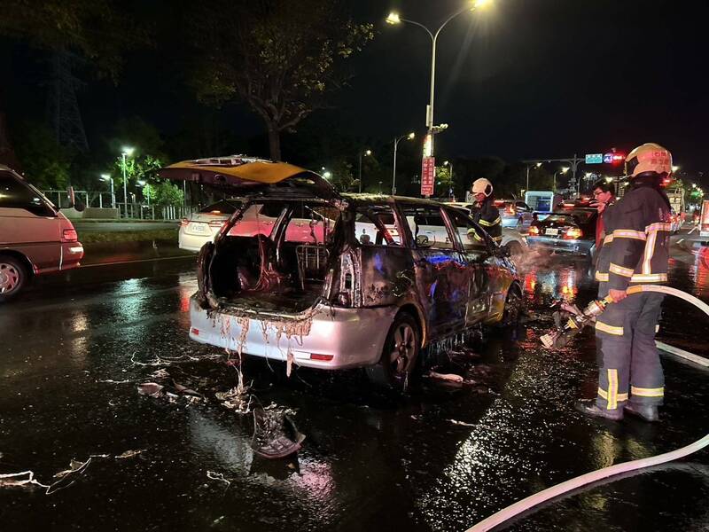 北市計程車載客上路 車輛自燃起火司機跟乘客驚逃 - 社會 - 自由時報電子報