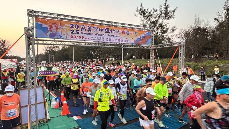 高美濕地馬拉松近3000跑者參賽 全馬路線盡覽濱海與田野風光 - 生活 - 自由時報電子報