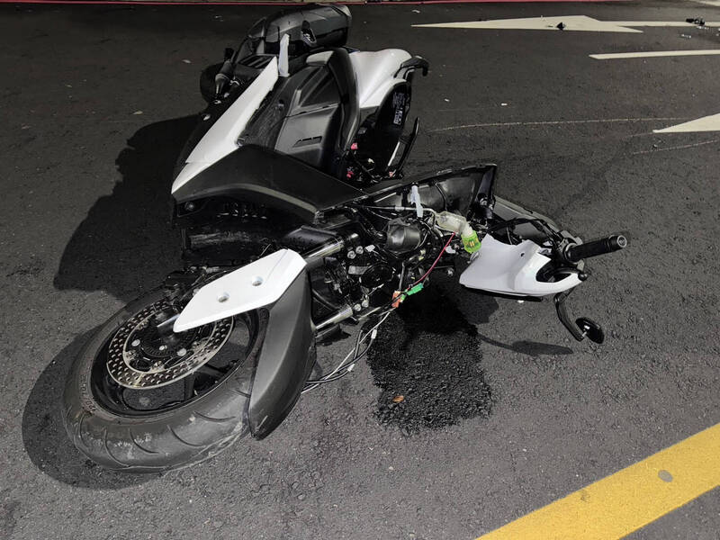 陳生的機車嚴重毀損。(警方提供) 陳生的機車嚴重毀損。(警方提供)