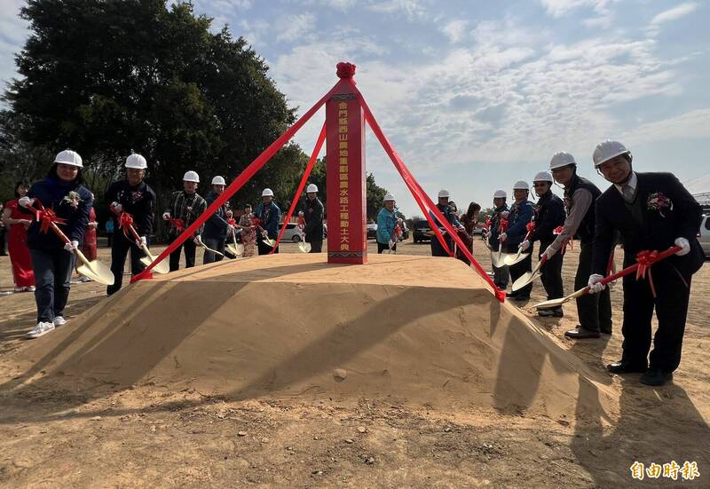 金門縣長陳福海(右1)、立委陳玉珍(左1)、內政部土地重劃工程處處長蕭喻鴻(右2)等人共同主持西山農地重劃區農水路工程興工動土典禮。 (記者吳正庭攝) 金門縣長陳福海(右1)、立委陳玉珍(左1)、內政部土地重劃工程處處長蕭喻鴻(右2)等人共同主持西山農地重劃區農水路工程興工動土典禮。 (記者吳正庭攝)