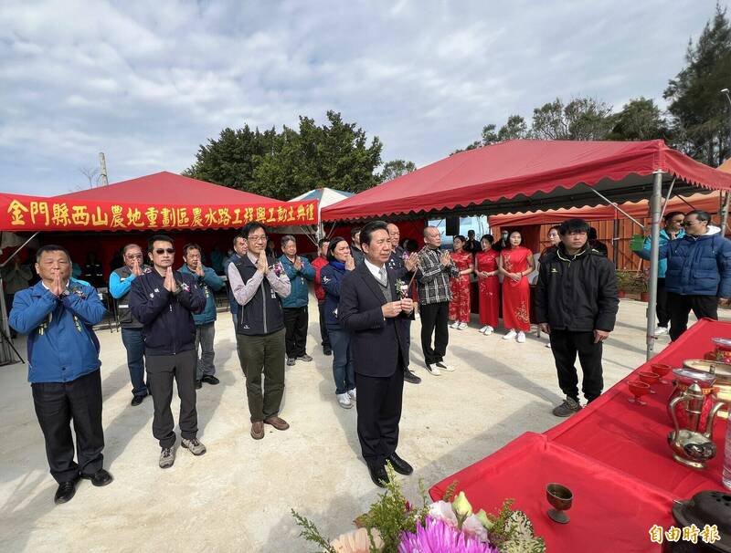 金門縣西山農地重劃區農水路工程興工動土典禮,縣長陳福海(中)依禮上香祈福工程順利。(記者吳正庭攝) 金門縣西山農地重劃區農水路工程興工動土典禮,縣長陳福海(中)依禮上香祈福工程順利。(記者吳正庭攝)