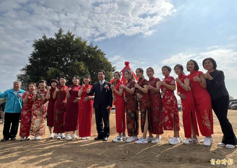 金門縣西山農地重劃區農水路工程興工動土典禮,縣長陳福海(右9)應邀與負責接待的禮儀大使合影。(記者吳正庭攝) 金門縣西山農地重劃區農水路工程興工動土典禮,縣長陳福海(右9)應邀與負責接待的禮儀大使合影。(記者吳正庭攝)
