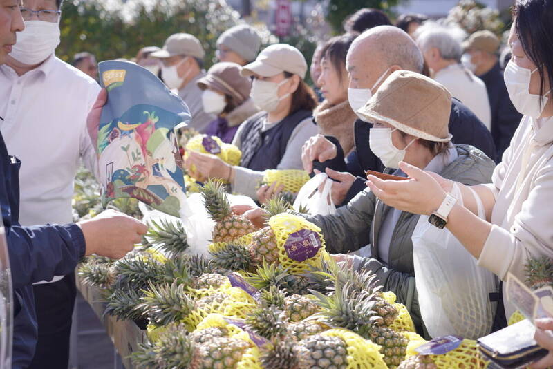 日本民眾選購屏東鳳梨買氣踴躍。(屏東縣政府提供) 日本民眾選購屏東鳳梨買氣踴躍。(屏東縣政府提供)