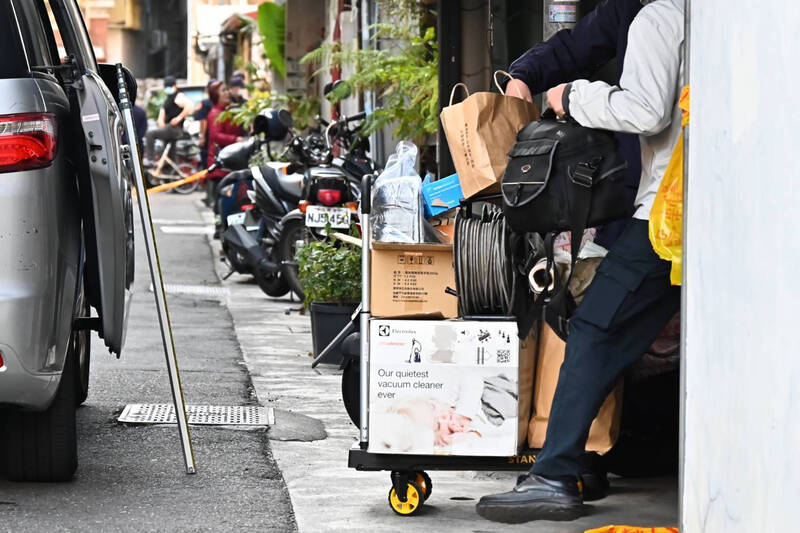檢警專案人員將多項關鍵證物和關鍵問題訊問張嫌,他被問到癱坐椅上成呈堂證供證。(資料照) 檢警專案人員將多項關鍵證物和關鍵問題訊問張嫌,他被問到癱坐椅上成呈堂證供證。(資料照)