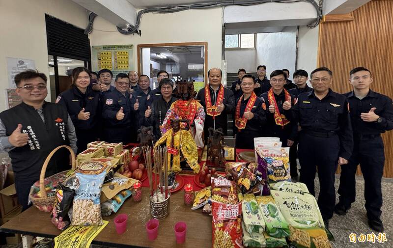 「國道媽祖」指定坐「紅斑馬」 五楊分隊警察杯杯樂與神同行 - 生活 - 自由時報電子報