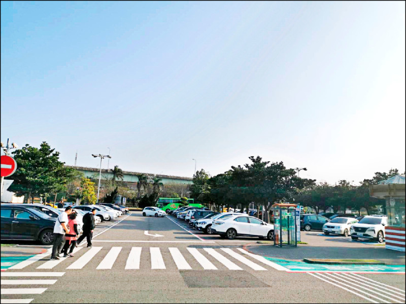 阻停車蟑螂╱國道服務區 尖峰期將限停2小時 - 生活 - 自由時報電子報