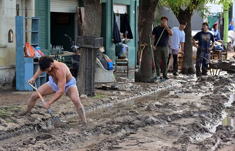 阿根廷布蘭卡灣（Bahia Blanca）暴雨成災，水退後淤泥堆滿街道，災民忙著善後。（路透）