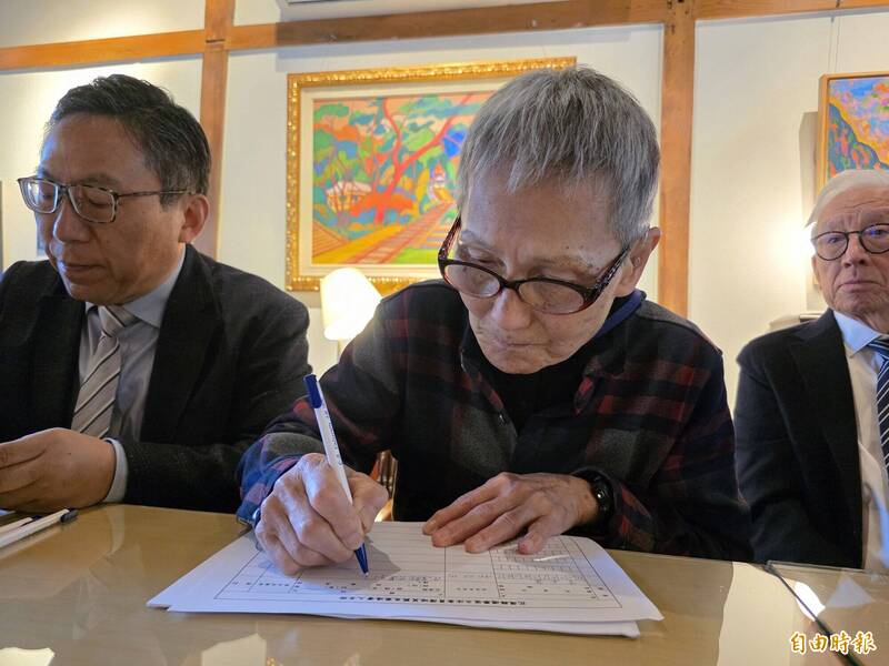 花蓮縣花崗國中退休老師葉春蓮(中)在國民黨立委傅崐萁國政說明會上嗆通匪,聲名大噪,8日在聯電創辦人曹興誠(右)等人見證下,完成罷傅連署二階段簽署。(資料照,記者花孟璟攝) 花蓮縣花崗國中退休老師葉春蓮(中)在國民黨立委傅崐萁國政說明會上嗆通匪,聲名大噪,8日在聯電創辦人曹興誠(右)等人見證下,完成罷傅連署二階段簽署。(資料照,記者花孟璟攝)