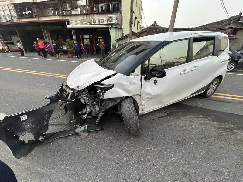 誇張！雲林車輛自撞丟路中央 肇事3人眾目睽睽下逃逸 - 社會 - 自由時報電子報