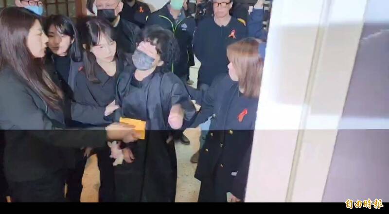 柯文哲奔喪離開 陳佩琪哭喊「政治干預司法，司法迫害人權」 - 政治 - 自由時報電子報