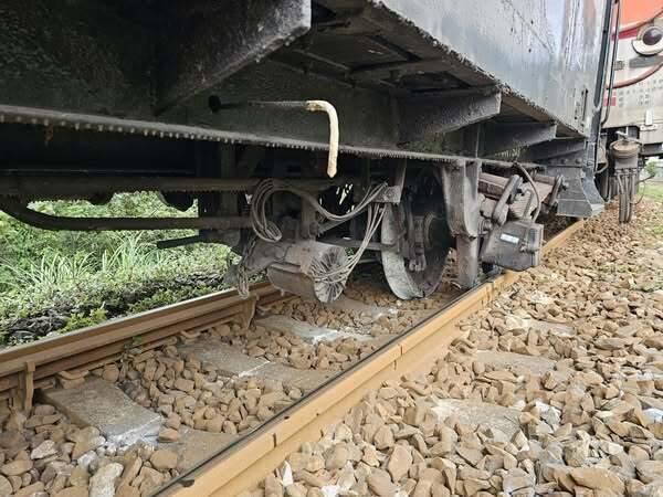 台鐵貨物列車出軌 新北雙溪-三貂嶺單線雙向行車 - 生活 - 自由時報電子報