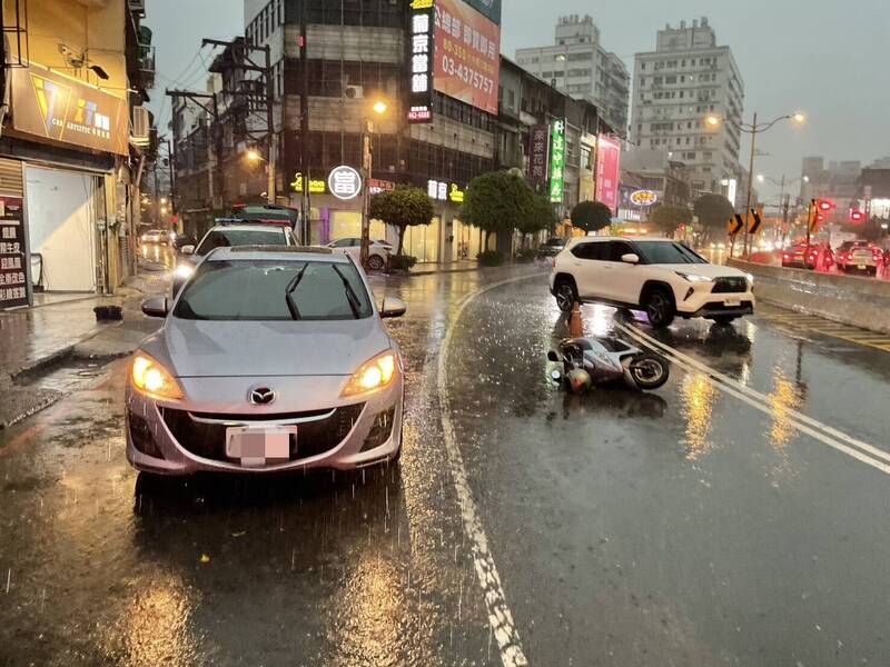 桃園中壢環北路這處彎道7天撞3次 網諷「知名撞車景點」 - 社會 - 自由時報電子報