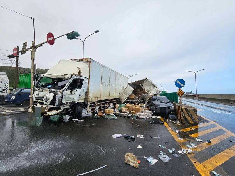 貨車狠撞停等紅燈的5輛車，現場一片狼藉。（記者徐聖倫翻攝）