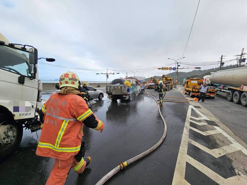 疑未注意紅燈！他開大貨車狠撞5車 載運漂白水灑滿地 - 社會 - 自由時報電子報