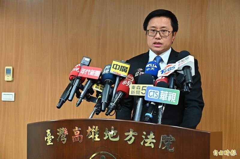 高雄地院今天下午4點宣判吳龍滿2個死刑,褫奪公權終身,高雄地院庭長李育信說明判決理由。(記者李惠洲攝) 高雄地院今天下午4點宣判吳龍滿2個死刑,褫奪公權終身,高雄地院庭長李育信說明判決理由。(記者李惠洲攝)