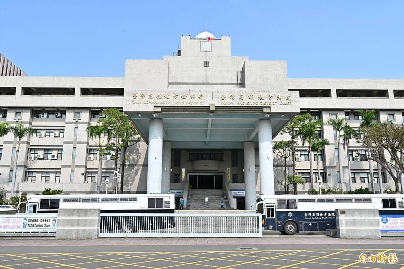 高雄地院今天下午4點宣判吳龍滿殺人案。(記者李惠洲攝) 高雄地院今天下午4點宣判吳龍滿殺人案。(記者李惠洲攝)