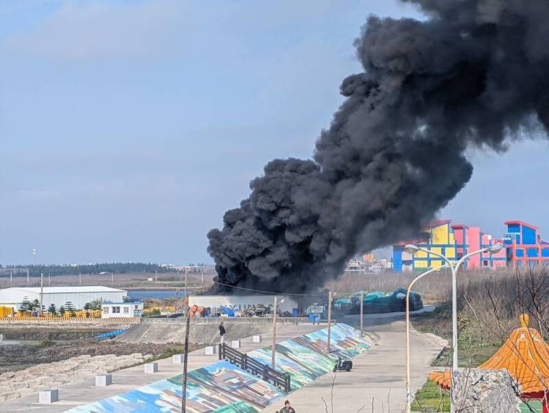 馬公五德箱網養殖場突傳火警，一時間濃煙蔽空。（澎湖縣政府消防局提供）