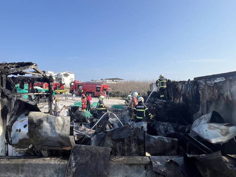 五德養殖場貨櫃屋火警濃煙蔽空 馬公市民隔岸觀火 - 社會 - 自由時報電子報