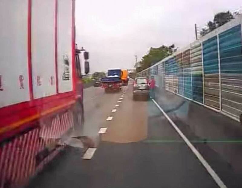 憋不住！國道突停車解尿險遭追撞 網轟：找死 - 社會 - 自由時報電子報