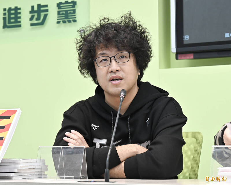 民進黨立院黨團10日召開「飛彈來台不重要?藍白紅聯手轉移焦點,掩蓋中國真正威脅!」記者會,立委沈伯洋出席發言。(記者塗建榮攝) 民進黨立院黨團10日召開「飛彈來台不重要?藍白紅聯手轉移焦點,掩蓋中國真正威脅!」記者會,立委沈伯洋出席發言。(記者塗建榮攝)